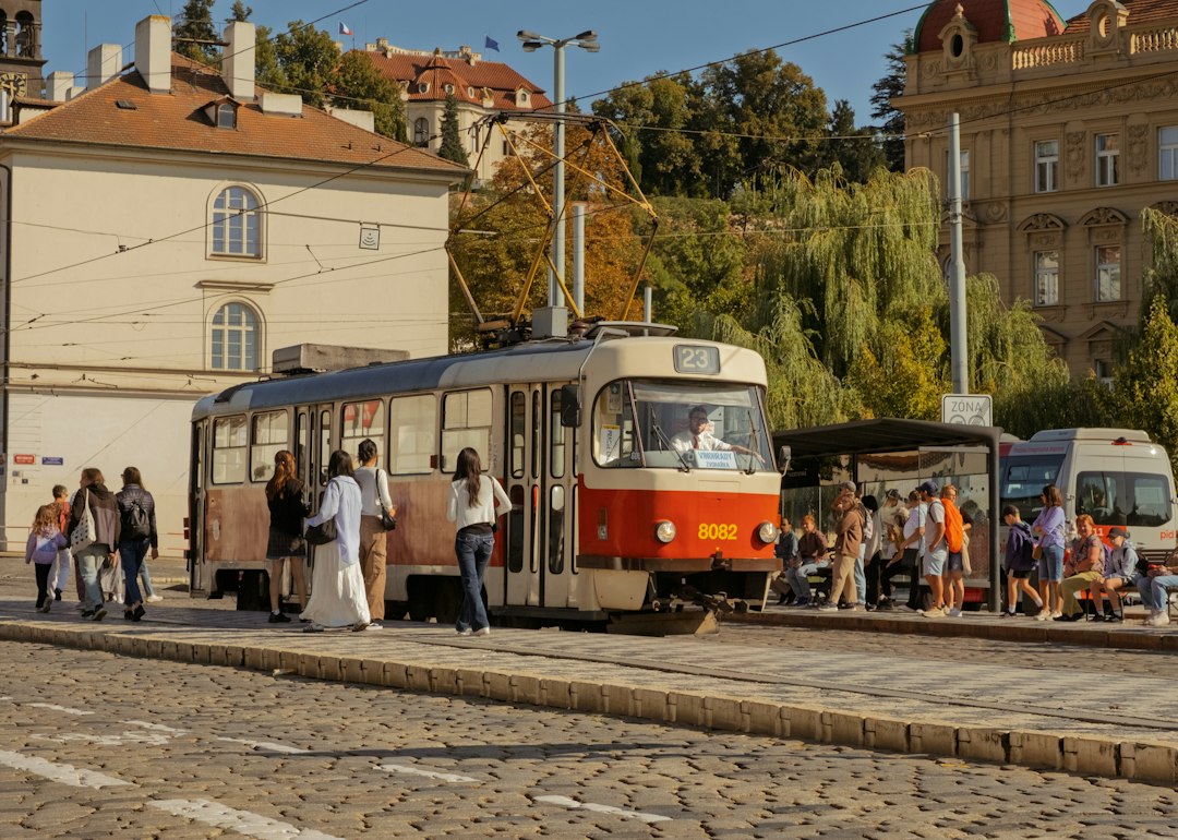 Červenobílá tramvaj na pražské zastávce
