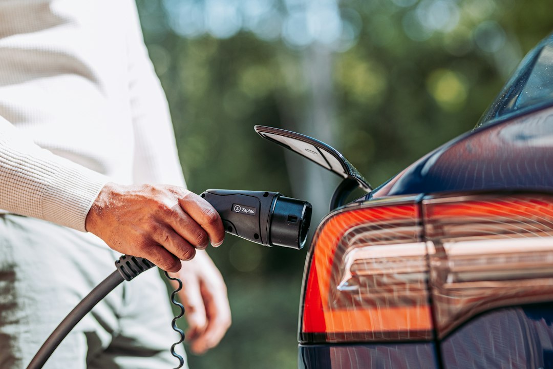 Automobil připojený k nabíječce