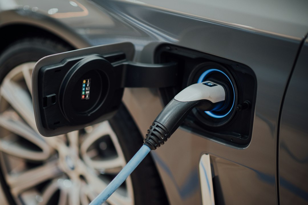 Nabíjecí kabel připojený k automobilu